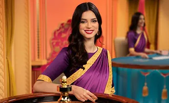 Bàn Poker với các lá bài chung và chip